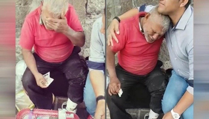 Πουλούσε ζαχαρωτά στον δρόμο για να μπορέσει να ζήσει- Τότε τον πλησιάζει ένας άγνωστος και κάνει κάτι μοναδικό (βίντεο)
